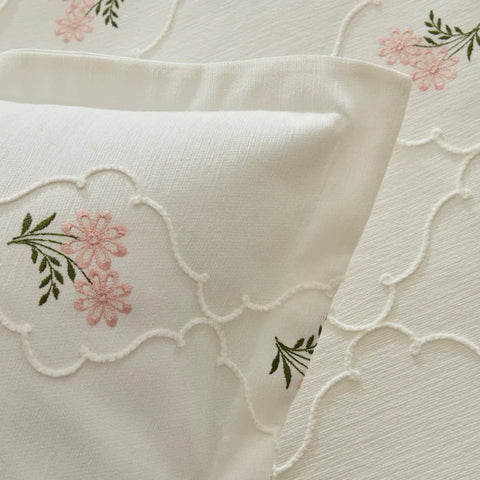 Karaca Home Myra Bestickte Doppelbett-Tagesdecke mit Blumenmuster in Ecru