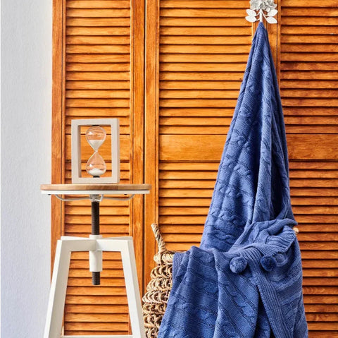 Karaca Home gestrickte Bommel Decke blau
