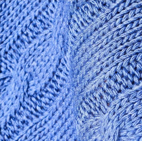 Karaca Home gestrickte Bommel Decke blau
