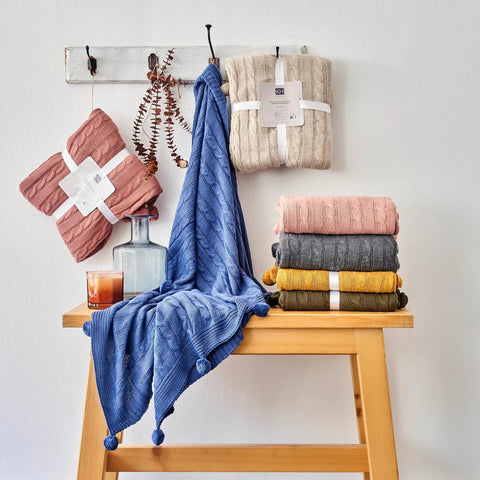 Karaca Home gestrickte Bommel Decke dunkelgelb
