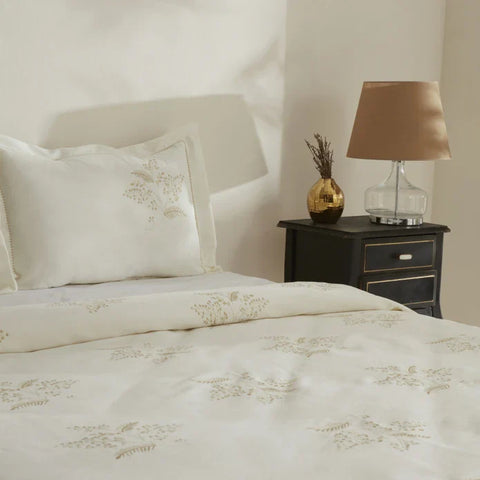 Karaca Home Aurelia Bestickte Doppelbett-Tagesdecke in Ecru