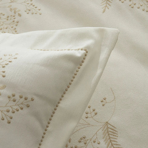 Karaca Home Aurelia Bestickte Doppelbett-Tagesdecke in Ecru